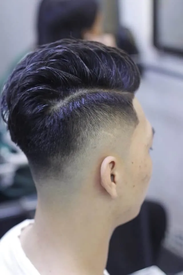 Tóc nam undercut có một người đàn ông bị cắt xén trong cửa hàng