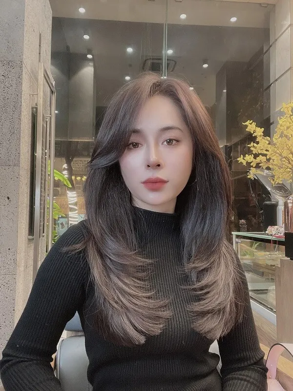 Tóc ngắn duỗi thẳng có một người phụ nữ ngồi bàn với ly rượu
