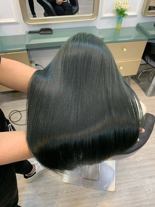 Tóc ngắn duỗi thẳng có một người phụ nữ đang làm tại tiệm