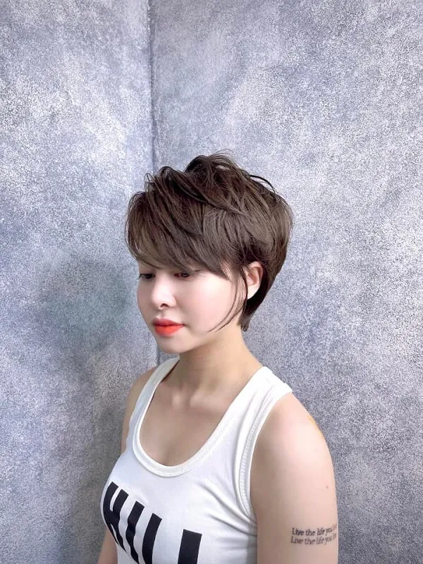 Tóc tomboy đây là hình ảnh của một người phụ nữ có mái ngắn và áo tank top trắng