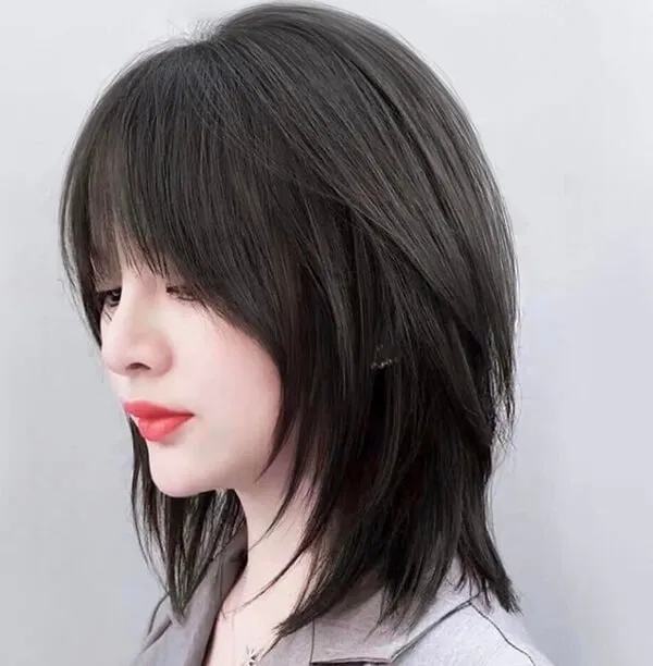 Kiểu tóc tomboy có một người phụ nữ mái đen ngắn và son môi đỏ