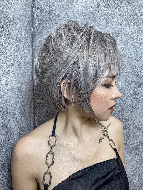 Tóc tomboy có một người phụ nữ dây chuyền quanh cổ cô ấy