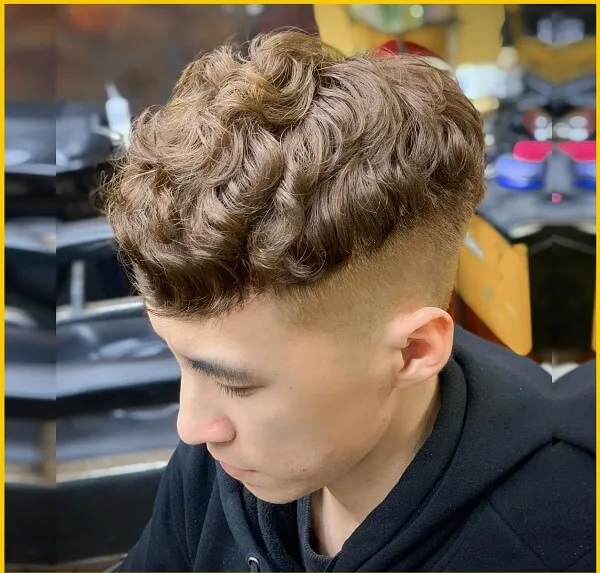 Tóc undercut nam đây là hình ảnh của một chàng trai trẻ với kiểu xoăn