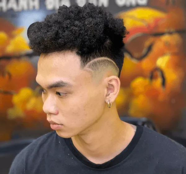 Tóc undercut nam đây là một cận cảnh của người đàn ông với mohawk trên đầu