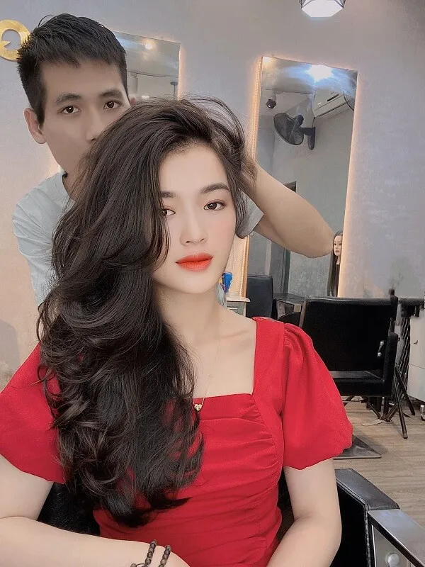 Tóc xoăn dài có một người phụ nữ đang làm do đàn ông thực hiện
