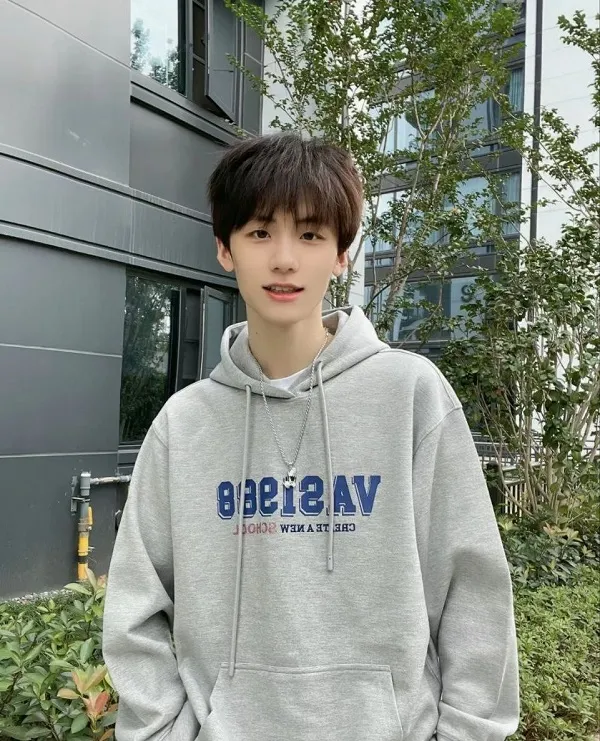 Hình ảnh trai đẹp 12 tuổi chàng mặc áo hoodie màu xám và quần đen