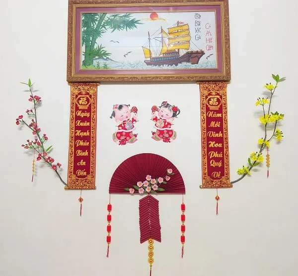 Có một bức tranh treo trên tường của ngôi nhà trung quốc