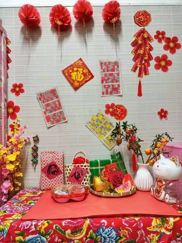 Có một cái bàn loạt các đồ trang trí trên đó