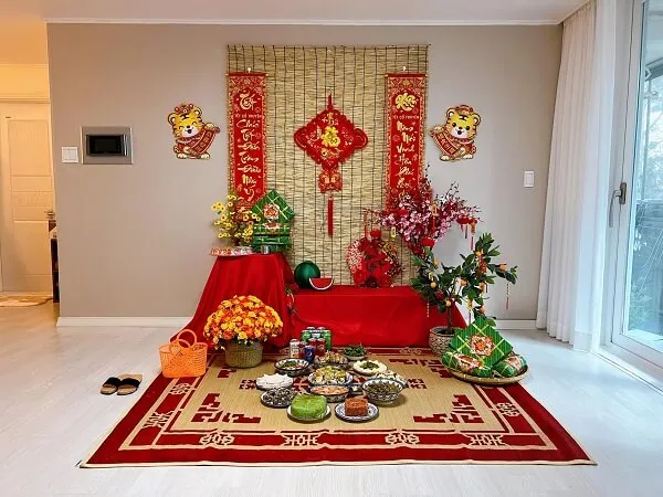 Đây là hình ảnh của một phòng khách được trang trí cho tết nguyên đán