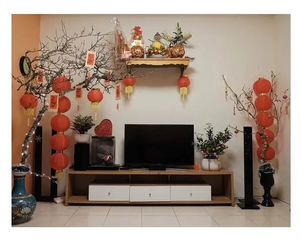 Hình ảnh phòng khách có tv và đồ trang trí trên tường