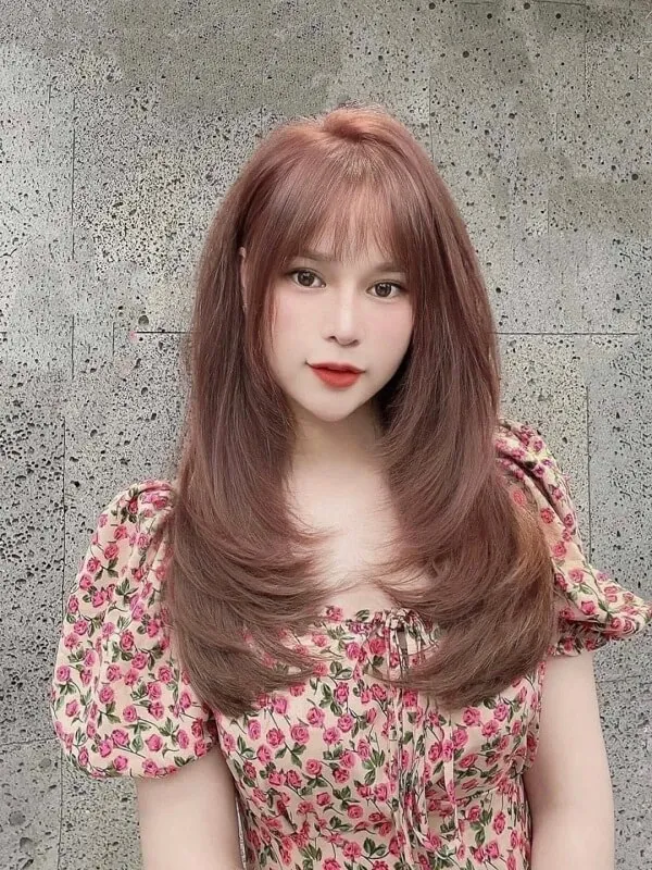 Uốn cụp chữ tóc ngắn có một người phụ nữ mái nâu dài tạo dáng cho bức tranh