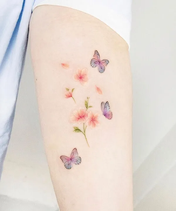 Có một người phụ nữ hình xăm hoa và bướm trên chân