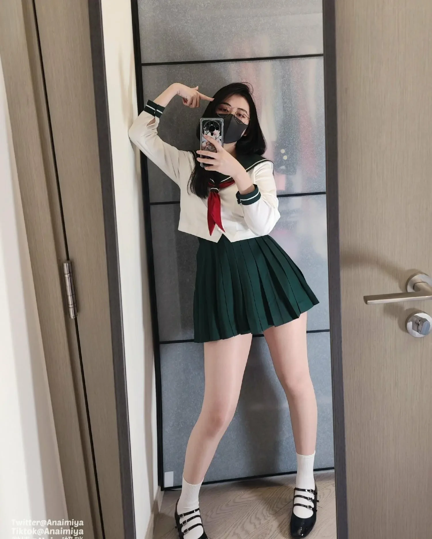 IpRnJifp sex anaimiya co mot nguoi phu nu dang chup mot buc anh cua minh trong guong