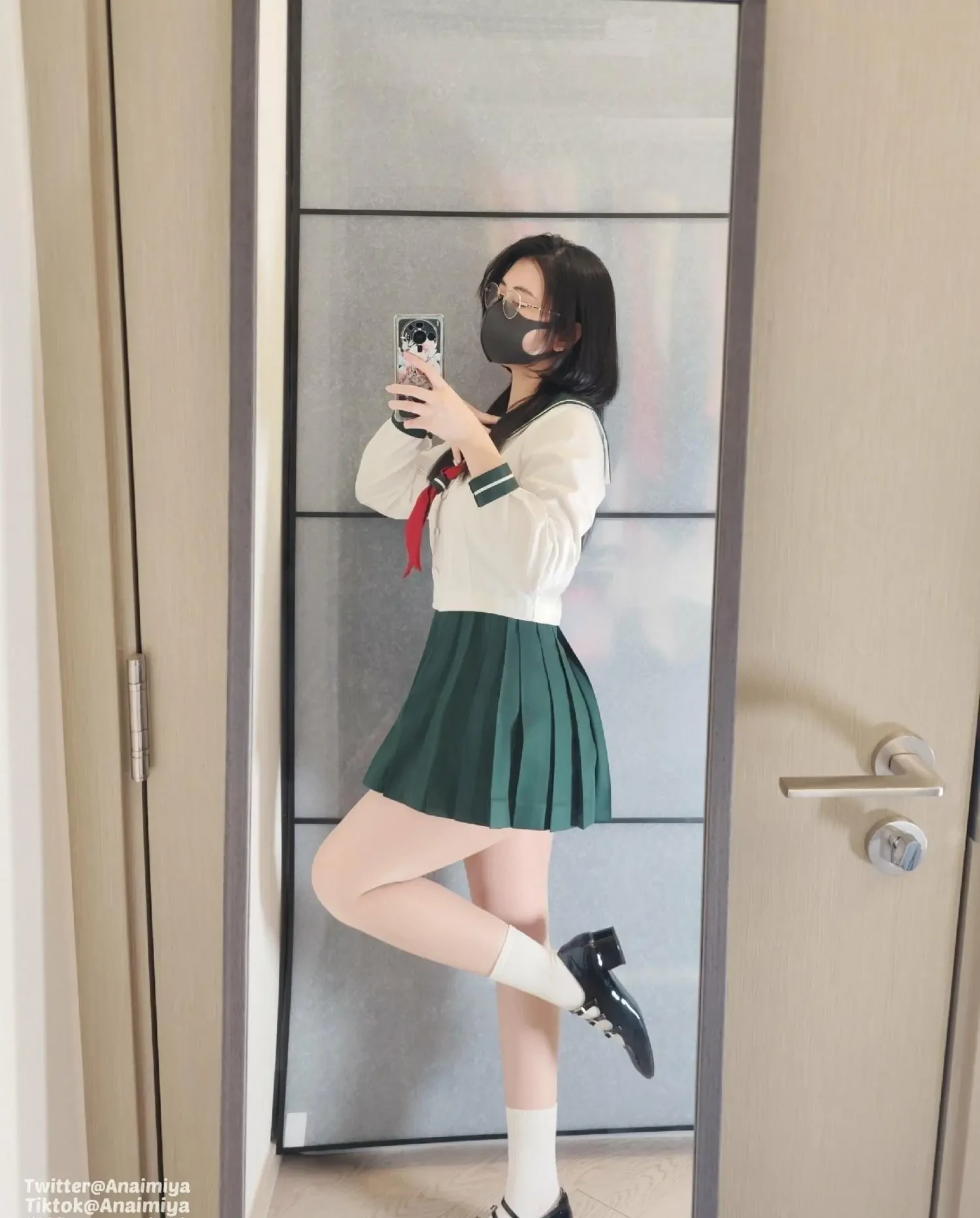anaimiya-sex-thuy-thu-co-gai-chup-anh-tu-suong-voi-dien-thoai-di-dong-cua-minh-t.webp