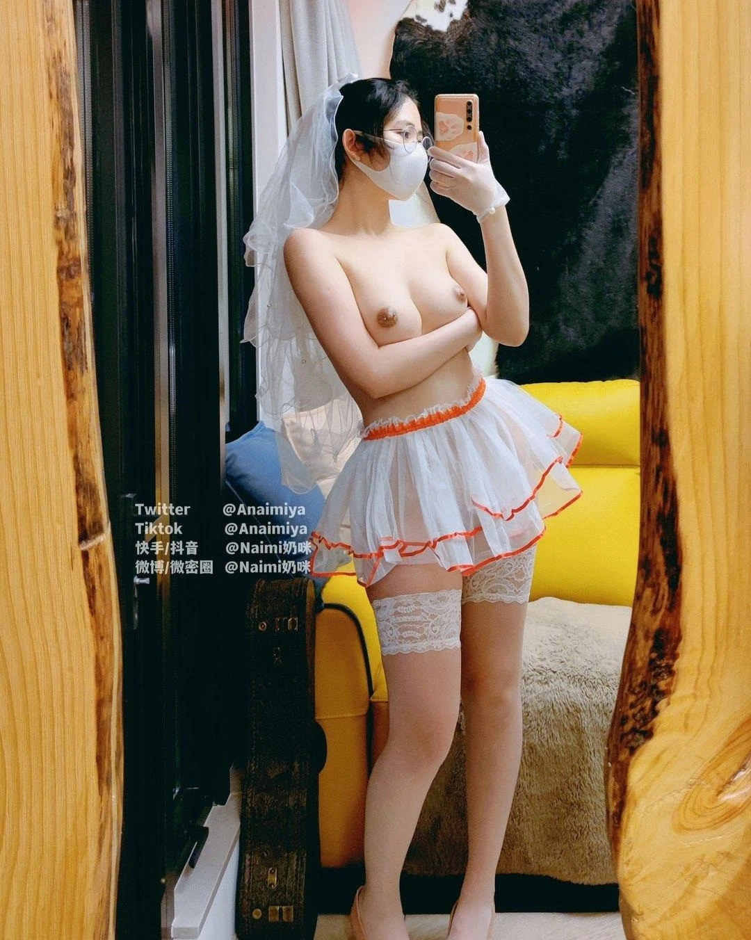 anh-sex-anaimiya-nguoi-phu-nu-trong-do-lot-chup-anh-tu-suong-truoc-guong.webp
