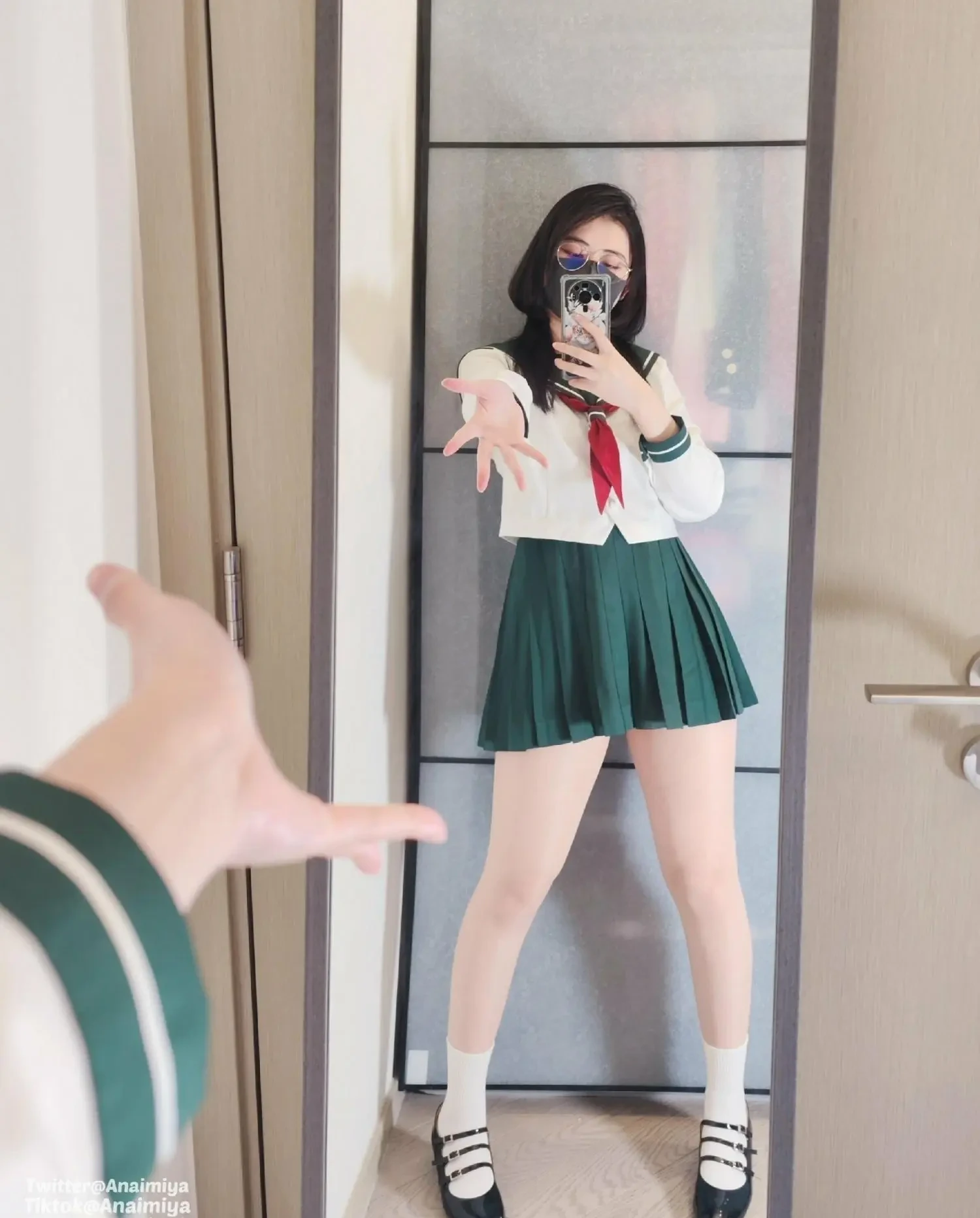 clip-sex-anaimiya-nguoi-phu-nu-chup-anh-tu-suong-truoc-guong-trong-dong-phuc-tru.webp