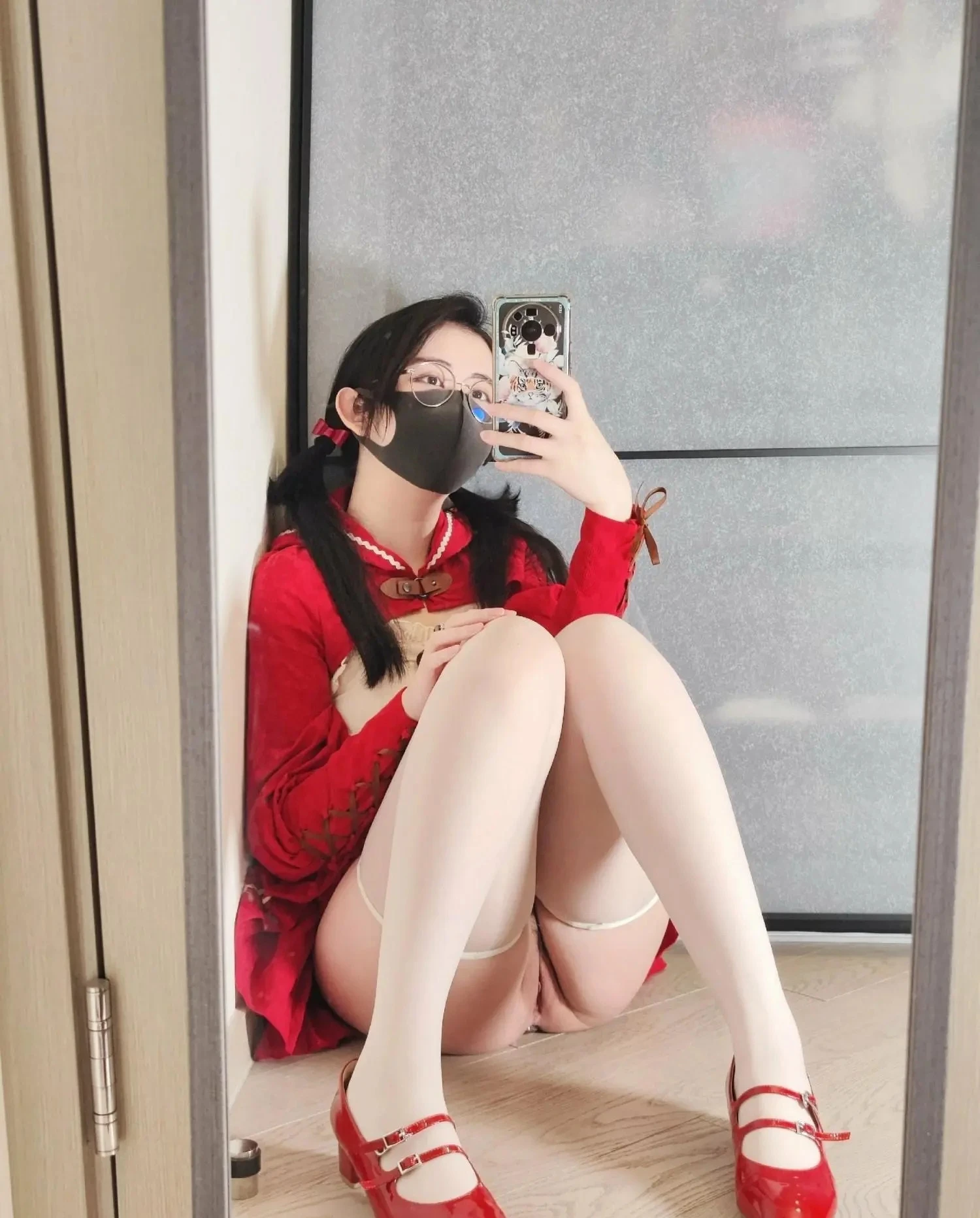 phim-sex-anaimiya-ai-do-dang-chup-anh-minh-trong-guong-voi-may-anh.webp