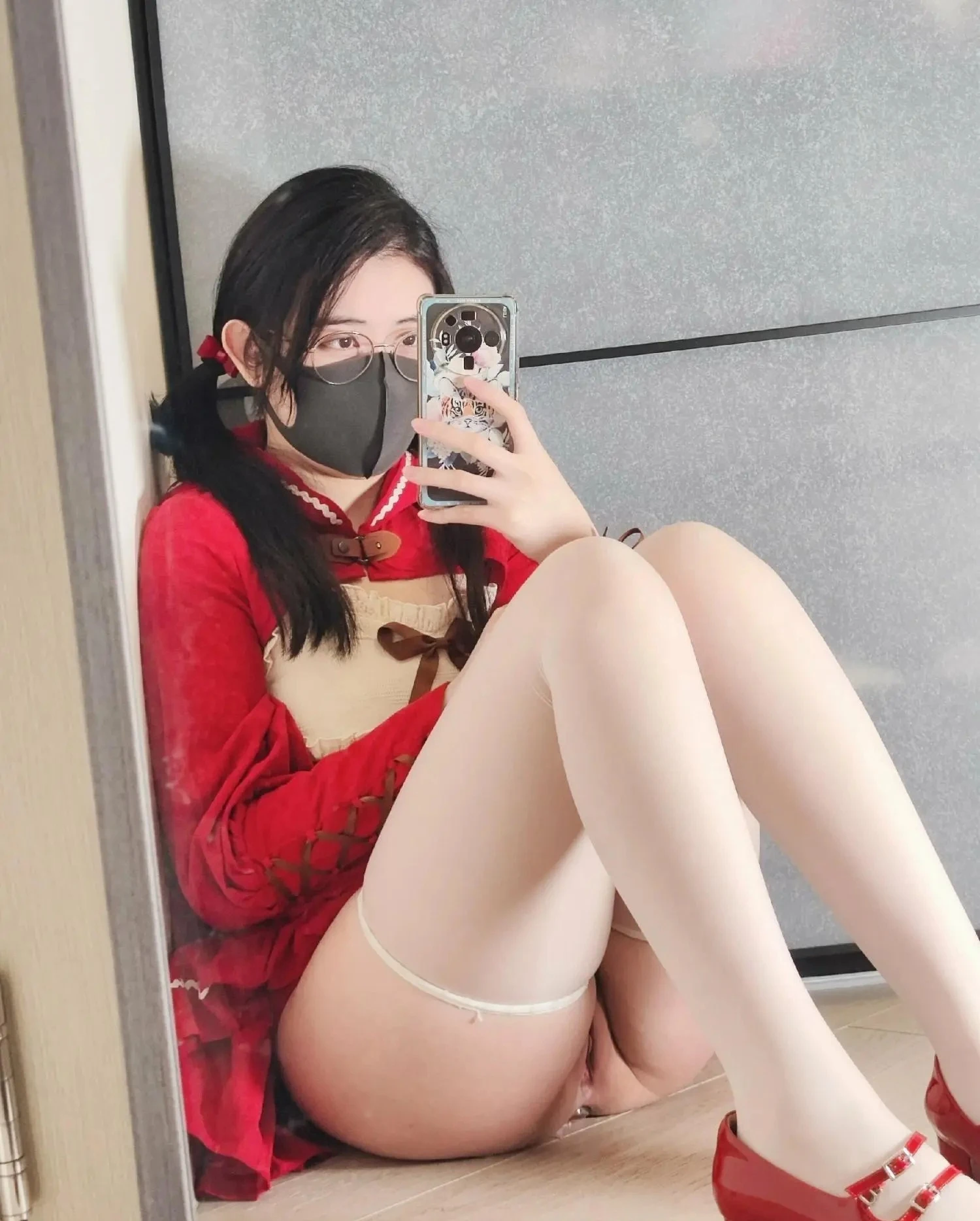 sex-anaimiya-co-mot-nguoi-phu-nu-ngoi-tren-san-nha-chup-mot-buc-anh-cua-minh.webp