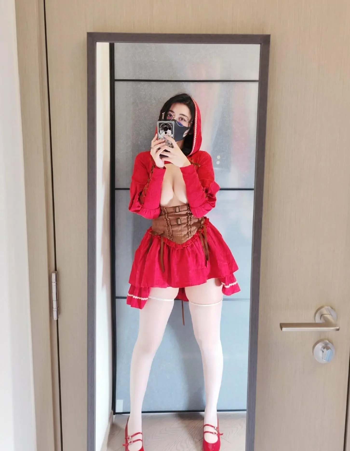 anaimiya-sex-co-mot-nguoi-phu-nu-dang-chup-mot-buc-anh-cua-minh-trong-guong.webp